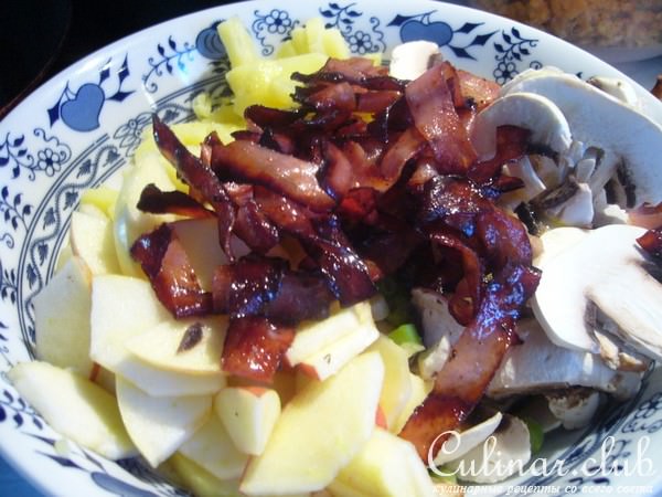 Картофельный салат сo свежими шампиньонами и яблоками