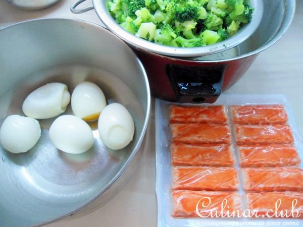Салат с брокколи и крабовыми палочками.