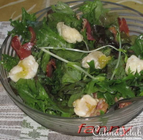 Зеленый салат с перепелиными яйцами-пашот и беконом