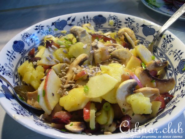 Картофельный салат сo свежими шампиньонами и яблоками