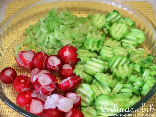 Летний салат из редиски с брынзой и лимонной цедрой.