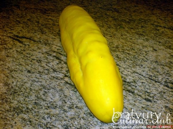 Сочный салат из редиса, репчатого лука и огурца жёлтого сорта