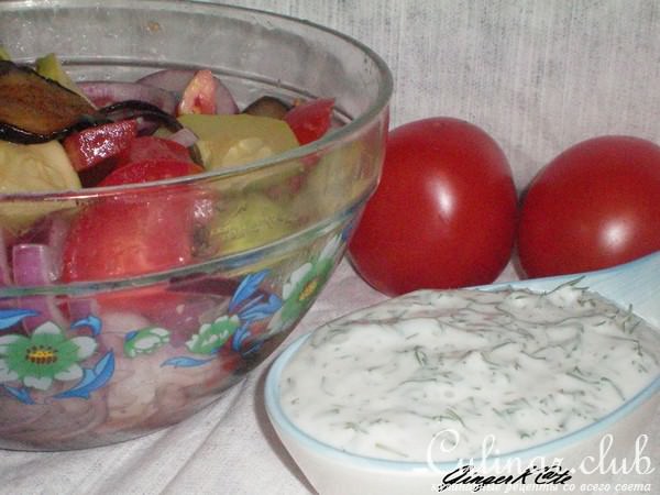 Салат из печеных овощей под йогуртовым соусом