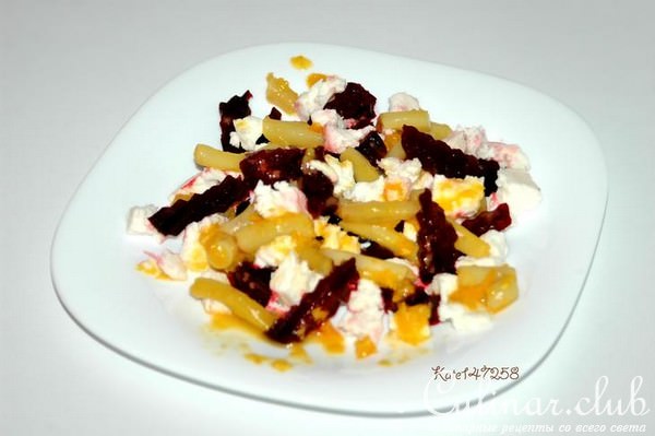 Салат с запеченной свеклой и козьим сыром.