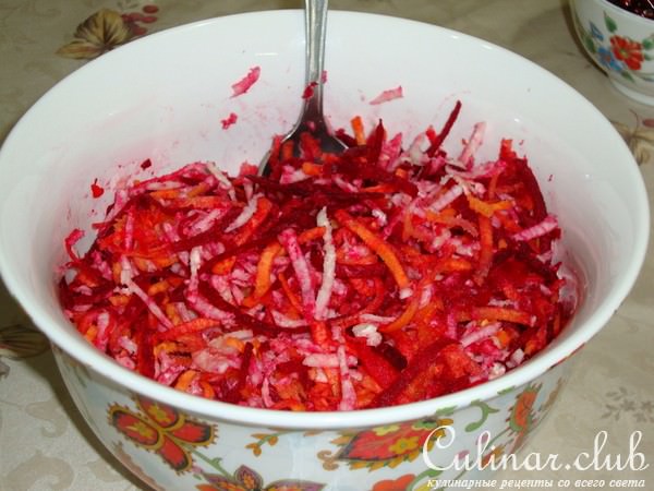 Cалат из свеклы с кольраби и кунжутом