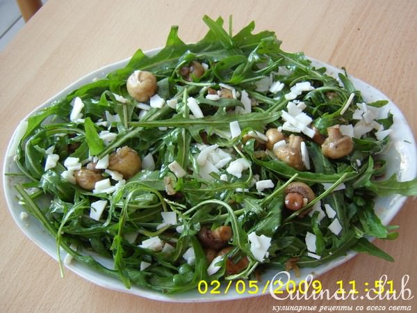 Салат с рукколой и шампиньонами