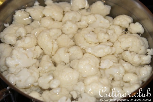 Салат из цветной капусты с изюмом, орехами и чесноком