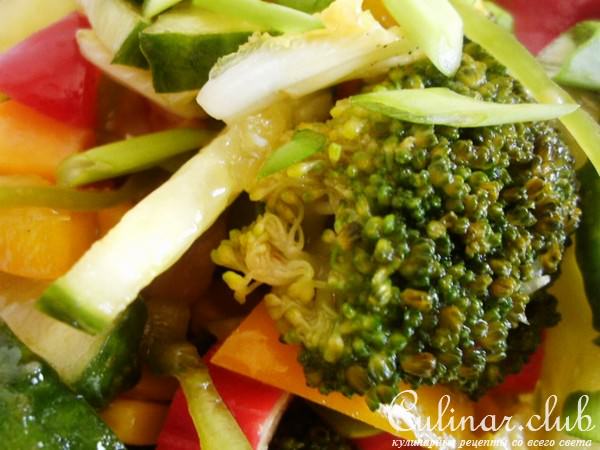 Салат с брокколи, кукурузой и крабовыми палочками.