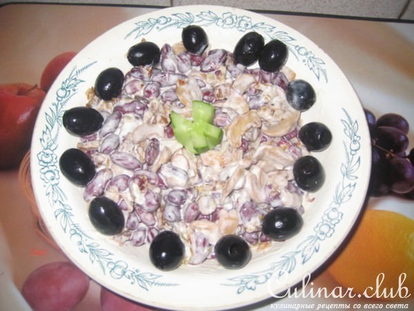 Салат из фасоли с грибами.