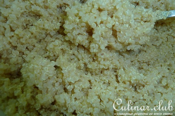 Салат с киноа, овощами и пастромой из куриной грудки