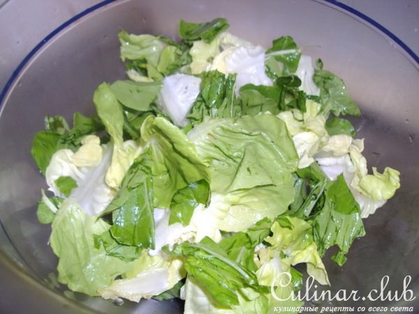 Салат с рукколой, манго и кедровыми орешками
