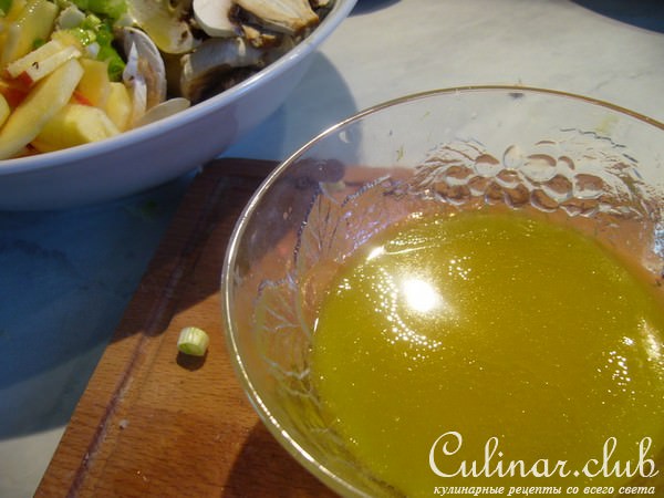 Картофельный салат сo свежими шампиньонами и яблоками