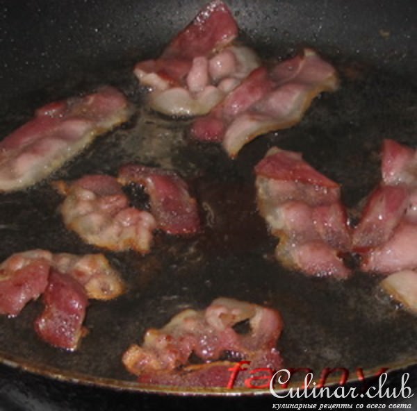 Зеленый салат с перепелиными яйцами-пашот и беконом