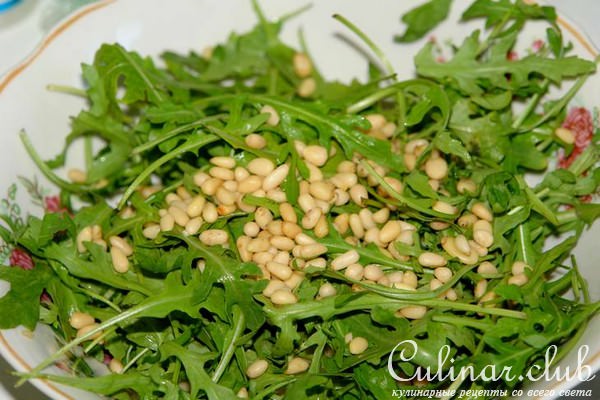 Салат с семгой, рукколой и яблоком