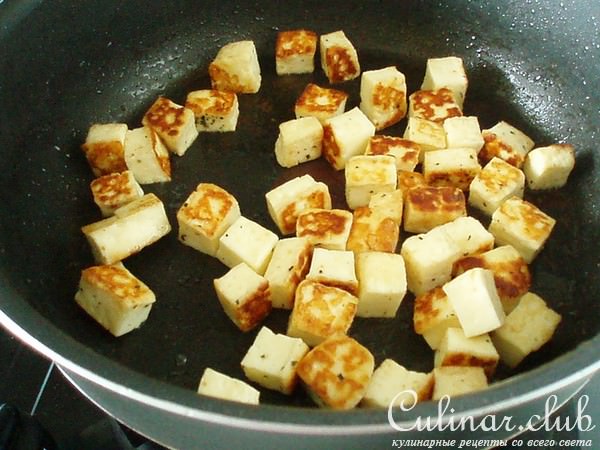 Теплый салат с жареным сыром.