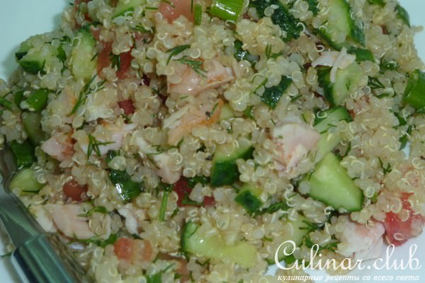 Салат с киноа, овощами и пастромой из куриной грудки