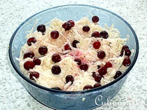 Салат с редькой и клюквой