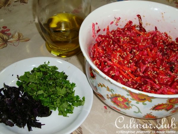 Cалат из свеклы с кольраби и кунжутом