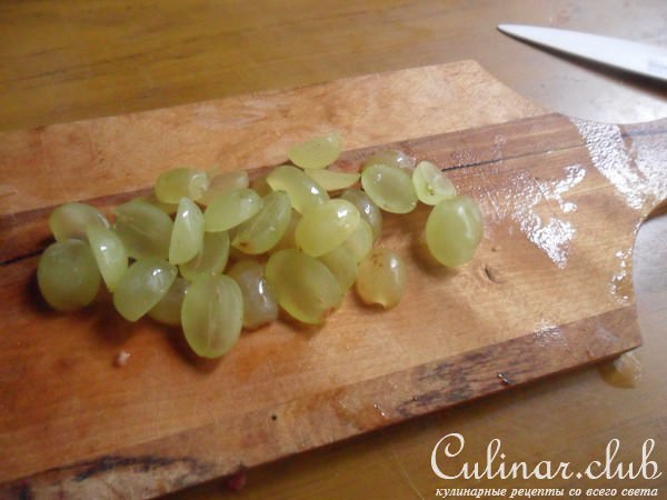 Винегрет с виноградом и орехами