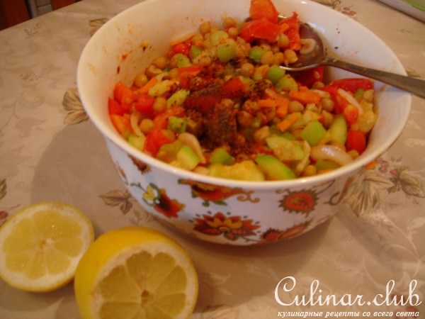 Салат из нута и кабачков