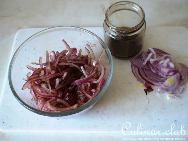 Салат из свеклы с маринованным луком