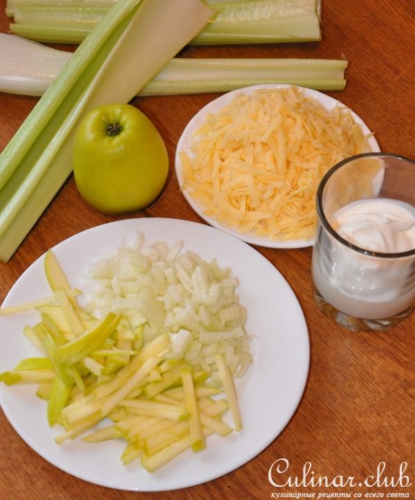 Салат с сельдереем, яблоками и сыром