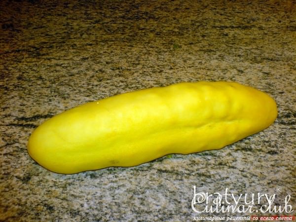 Сочный салат из редиса, репчатого лука и огурца жёлтого сорта