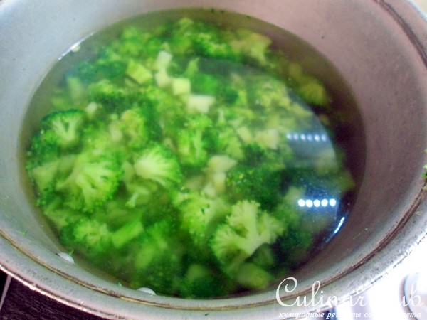 Салат с брокколи и крабовыми палочками.
