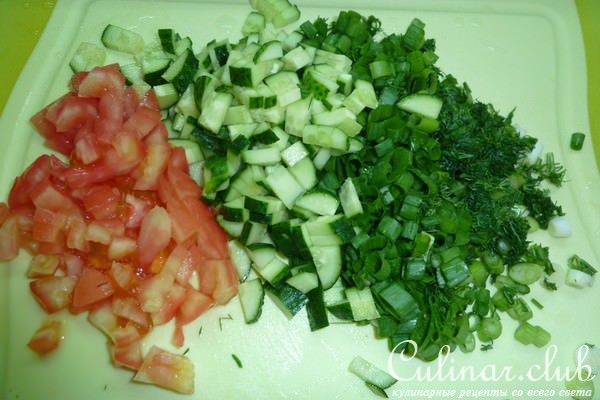 Салат с киноа, овощами и пастромой из куриной грудки