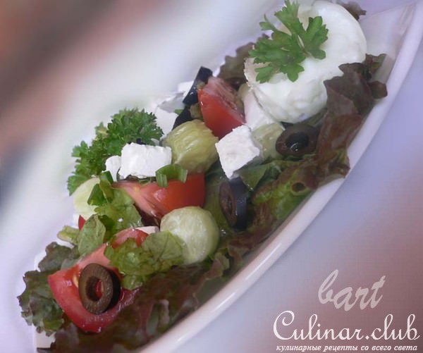Овощной салат с Фетой и яйцами- пашот.
