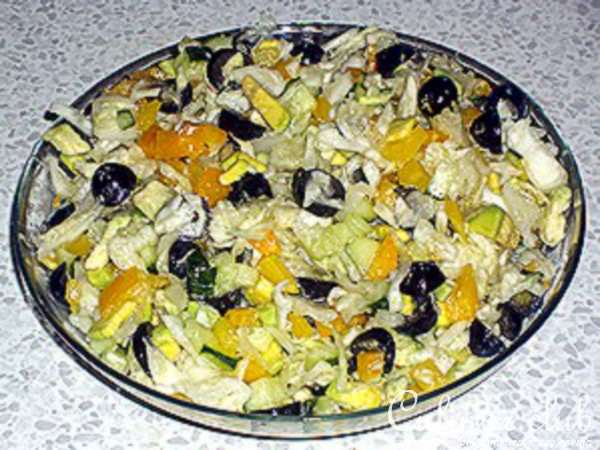 Салат с капустой и маслинами