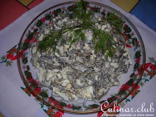 Салат из морской капусты с яйцами и маринованными огурцами (мой вариант)