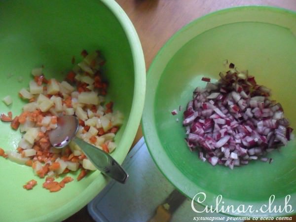 Винегрет с виноградом и орехами