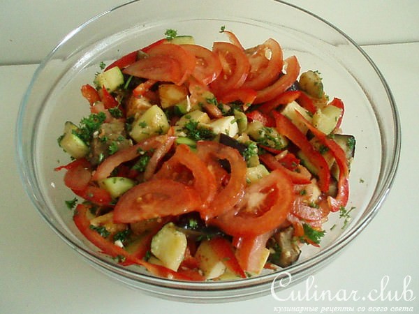 Теплый салат с жареным сыром.