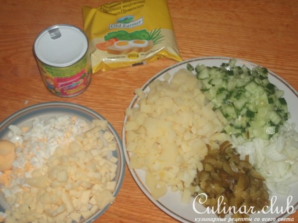 салат с рыбными консервами.