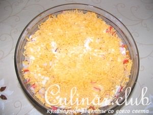 Слоеный салат с крабовыми палочками