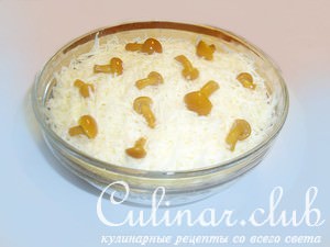 Салат с отварной рыбой и маринованными грибами