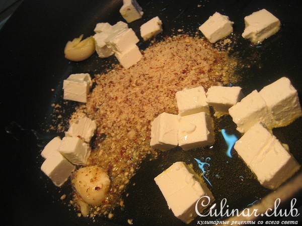 Тёплый салат с фарфалле, брынзой и авокадо.