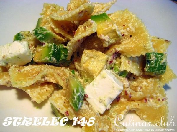 Тёплый салат с фарфалле, брынзой и авокадо.