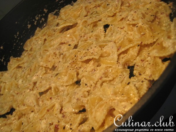 Тёплый салат с фарфалле, брынзой и авокадо.