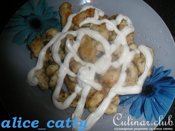 КУРИНЫЙ САЛАТИК С КОПЧЁНЫМ СЫРОМ