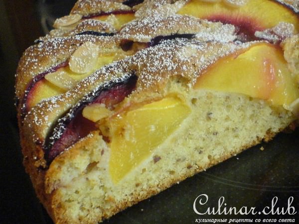 Ореховый пирог со сливами и персиками.