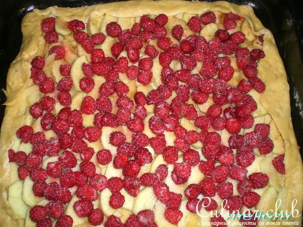 Песочный пирог с яблоками и малиной