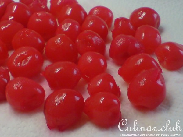 Витая булка с вишнями и орехами