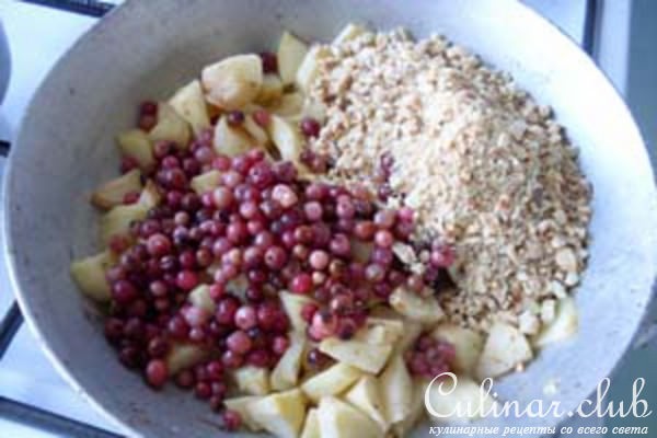 Яблочный пирог с брусникой 