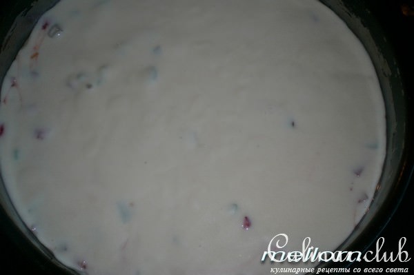Наливной пирог с ревенем и клубникой