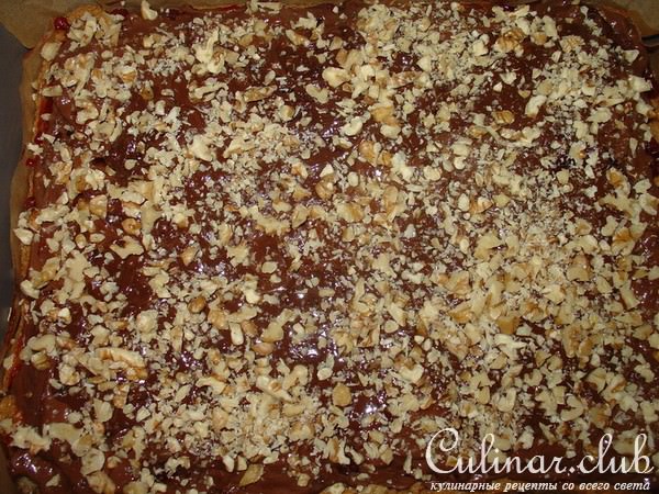 Орехово-маковый пирог с брусникой и шоколадом.