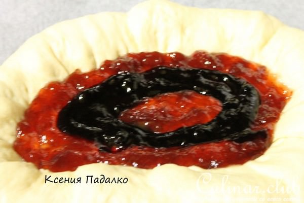 Пирог с яблоками и джемом