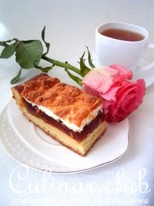 Пирог сдобный, пшенично-кукурузный, с персиковым конфитюром и грецким орехом