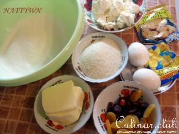 Простой пирог из творога с сухофруктами.